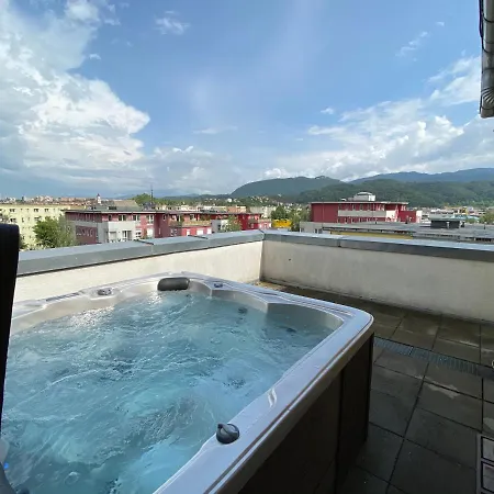 דירה Penthouse Retreat